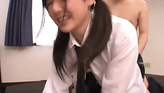 Jatuh cinta - kebingungan dan kenikmatan di wajahnya