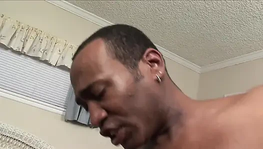 Rothaariges ebenholz mit dickem arsch reitet bbc