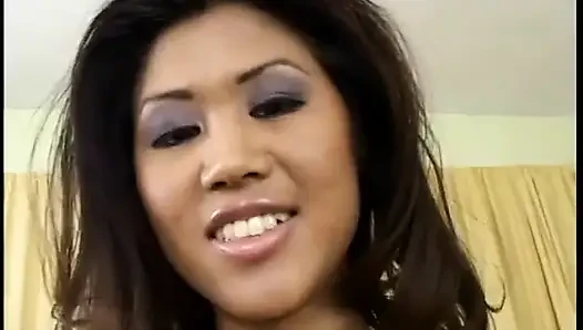 Si cantik eksotis menikmati ngentot dan mengisap kontol keras