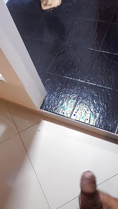 Ehefrau gibt einen reichen blowjob und wird von einer großen und dicken brünette in einem hotelbad hart gefickt