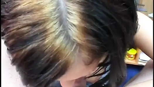 Симпатичная тинка сосет его член в любительском видео