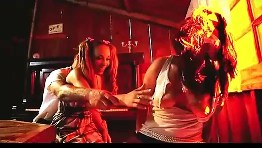 Pirang terangsang disetubuhi saat cewek mereka diikat duduk di sebelahnya