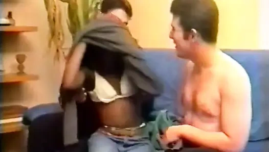 Очень шлюховатая черная девушка, которая берет незнакомца домой, чтобы трахнуть ее перед ее бойфрендом.