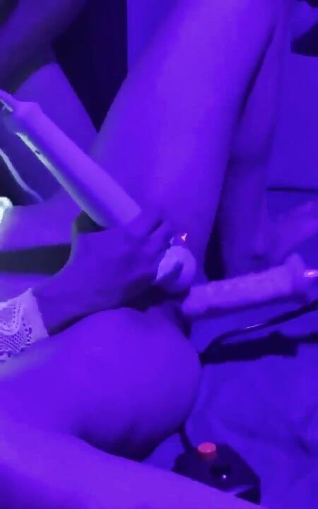 Loira sexy brinca suja depois de horas no Clib