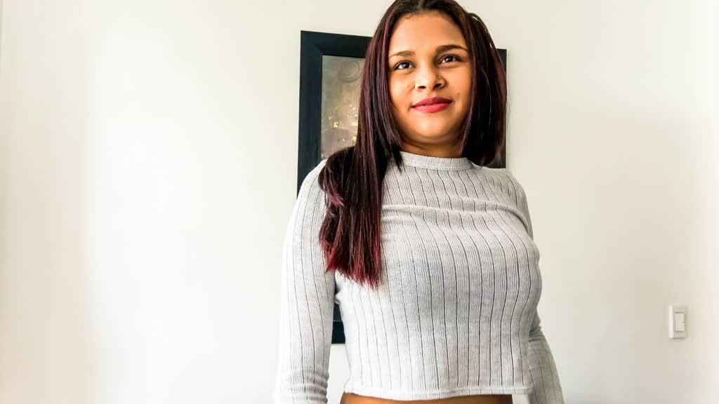 Une jolie salope latina de 18 ans a convaincu un faux producteur de casting