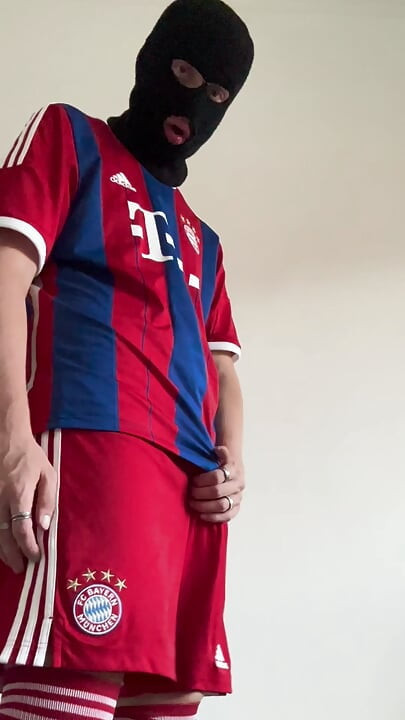 Hermano cachondo llega a casa de la práctica de fútbol