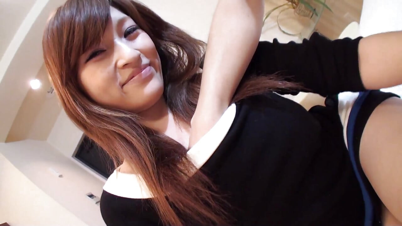 Vruća divlja Azijka guta spermu svog montera