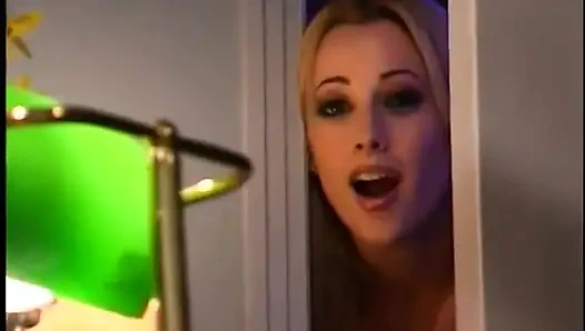 Dua gadis lesbian hot lagi asik muasin memeknya pakai dildo di semua lubangnya