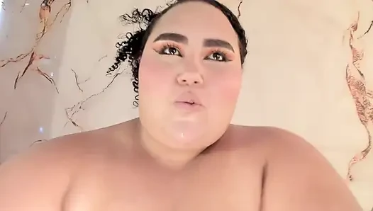 Pleasure-hungry chubby: Rubbing herself until she drips all over