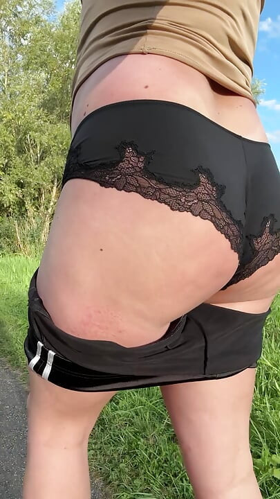 Nizozemska sissy kurva šeta šumom
