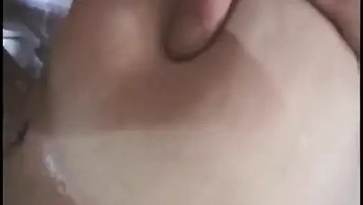 Две телочки-блондинки делятся между группой возбужденных мужиков