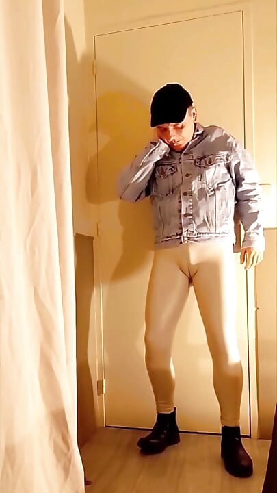Cewek sange ini lagi asik memeknya pakai legging vinyl warna putih