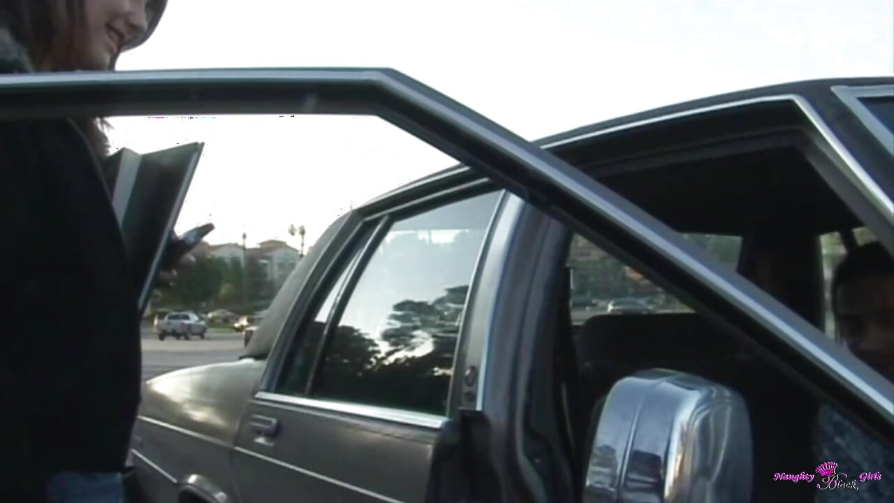 この白人のビッチは黒いペニスを自分の中に受け入れ、胸に射精するのを楽しんでいました