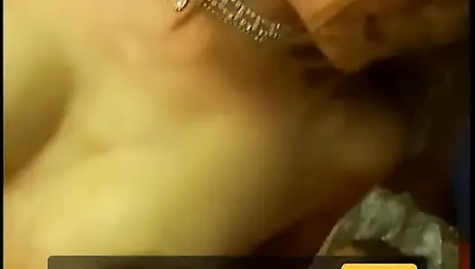 Schätzchen mit einem strap-on fickt den arsch von typen, während er den schwanz eines anderen typen bläst