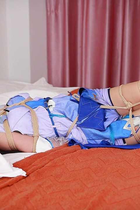 Η Ξυπόλυτη Φιλενάδα μου Λατρεύει το Cosplay, και Αυτή τη Φορά Έπαιξε έναν Χαρακτήρα Παιχνιδιού, αλλά Εγώ Προτιμώ Ακόμα τα Ξυπόλυτα Πόδια της