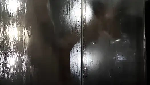 Schwanz Schlüpfte in Die Seifige Vagina Der Zierlichen Brünetten