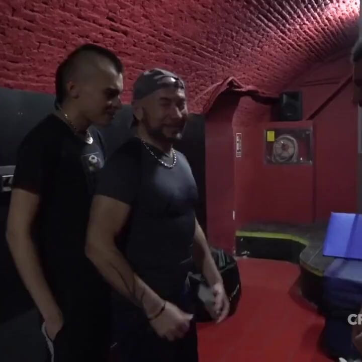 Anthony Austin, Daniel Gecko tarafından korunmasız kullanılıyor