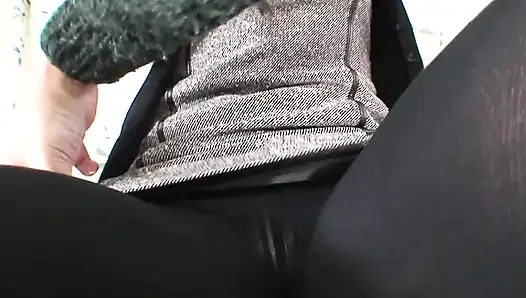 Kız yeni adamla eğlenmek istiyor
