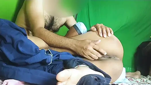 Versautes schulmädchen lutscht zum ersten mal nackt und fickt fussig