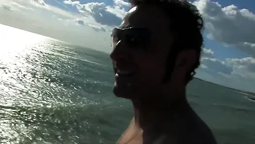 Sevimli kızıl saçlı plajda sikiliyor