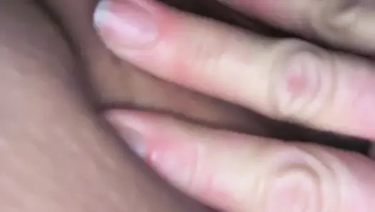 Hotmomof2502 masturbiert