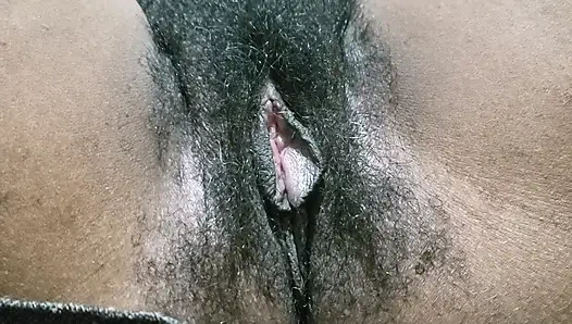 Sekreter kıyafeti içinde kıllı amcıklı bir kadın