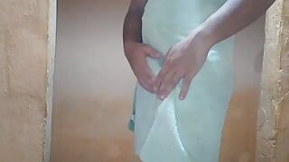 Un garçon hétéro testant la culotte de papa avec son énorme bite.