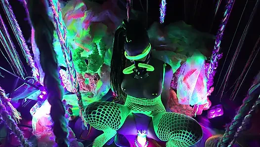 Neon solo-fick - gasmaske schwer atmen, während ich mich überall mit neonlichtern ficke