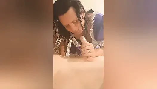 Pembantu nyepong kontol pertamanya!