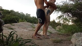Uprawiam seks z nieznajomym w rzece. argentyńska amatorka na świeżym powietrzu