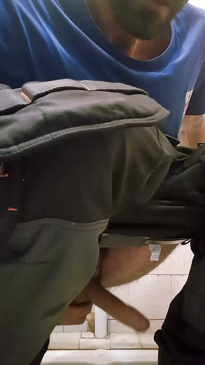 أمارس العادة السرية في العمل