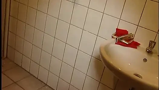 Amatör esmer genç kız büyük yarağı emiyor ve domalarak sikiliyor