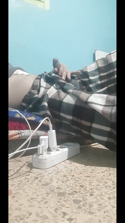 Sacando un pene de un agujero en los pantalones