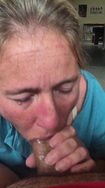 Ohromující okamžik z "ŘEKNI SVÉ HOLCE, ABY SI POZNÁMKY SEXY MILF KOUŘENÍ" "
