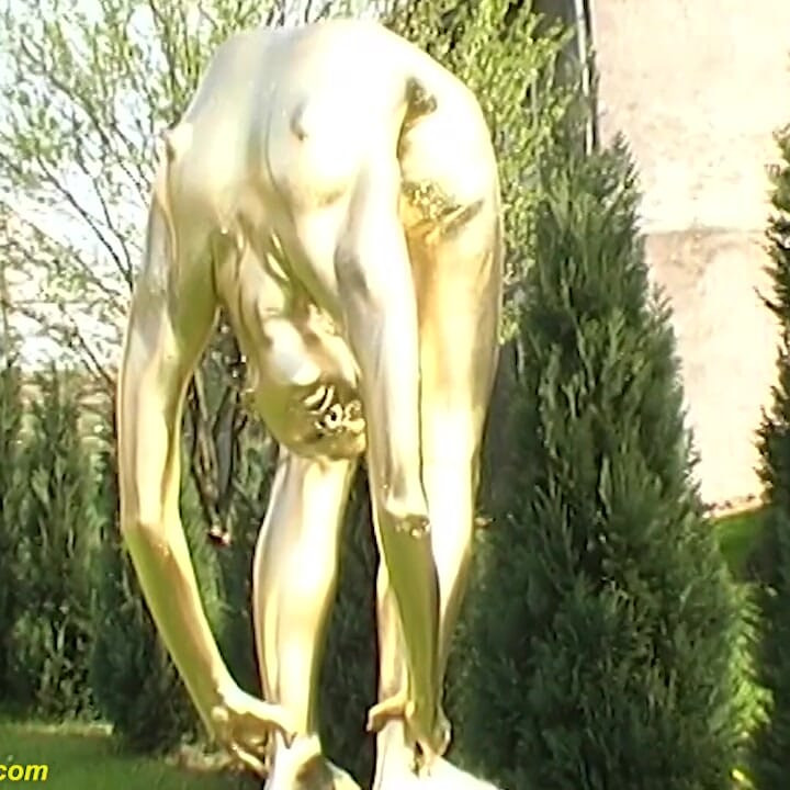 Un vrai contorsionniste flexible se fait peindre d'or
