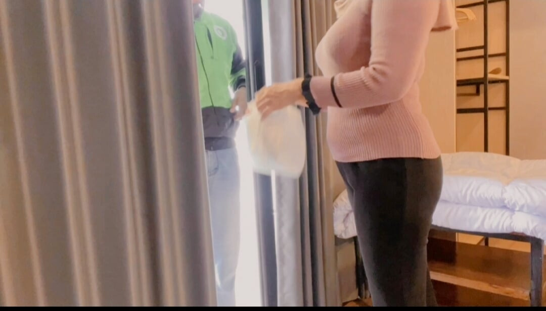 भाग्यशाली Ojol को संकीर्ण चूत का उपयोग करके भुगतान किया जाता है