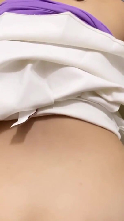 Sex dublu amator cu femeie latino slabă excitată care stă în picioare și se termină cu o ejaculare cremoasă | Clip 1