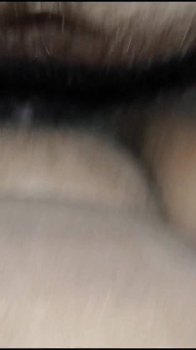 La sexy India Sangeeta mostrando su coño rosa y le hace una mamada profunda a su novio