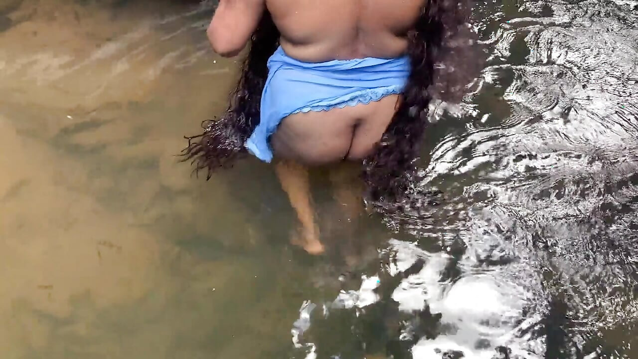 Vivo En Una Choza En La Jungla, Y Mientras Me Iba Al Arroyo a Bañarme, Un Hombre Extraño Se Me Acercó.