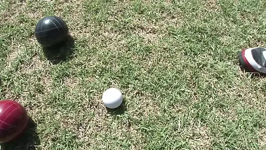 Islak genç amcıkların sert pompalanmış amcıkları yüze boşalmayla dolu biraz görünüyor