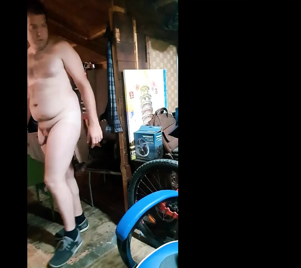 在木屋里全部赤身裸体
