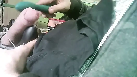 Çifte oyuncak boşalmaya kadar ucunda titreşiyor