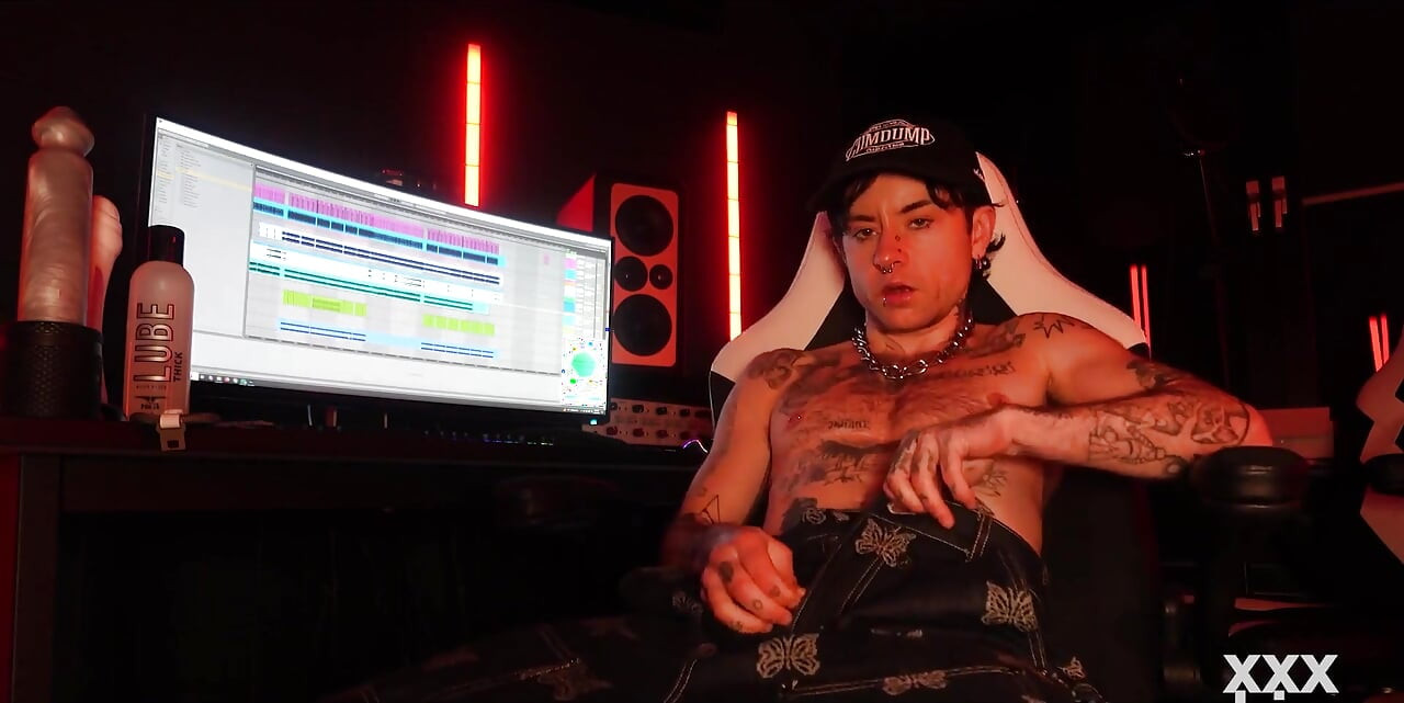 Ftm Musician XXX Skips Fills His Pink Pussy with Oversized Dildos in His Recording Studio