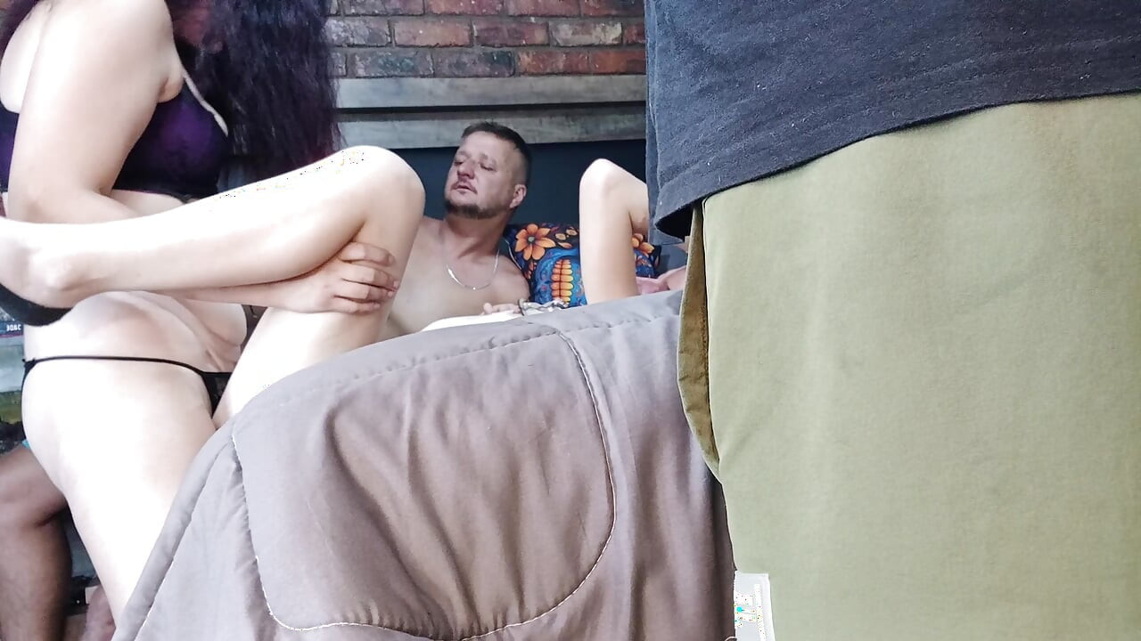 Masturbare în timp ce 2 fete se fut reciproc cu un vibrator legat
