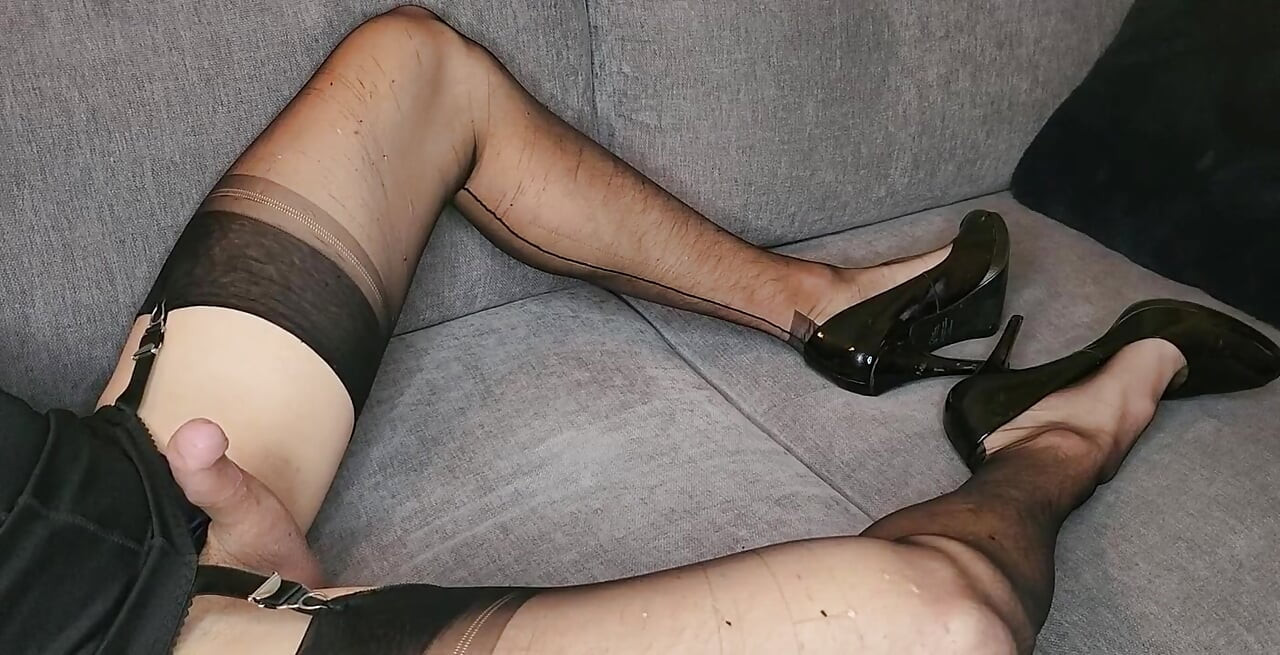 Надрочування в чорній білизні