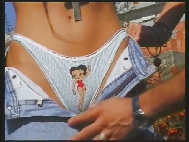 Vynikající brunetka kouří a jezdí na tvrdém ptákovi venku