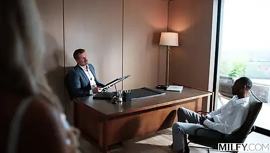 Голодная до члена милфа-блондинка Анна Колба сходит с ума от его массивного большого черного члена