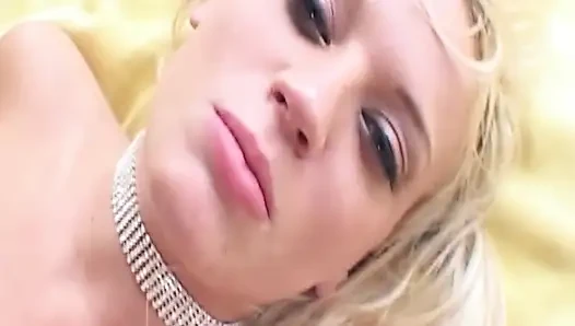 Reife blonde MILF verschlingt großen schwanz und spreizt getränkte muschi