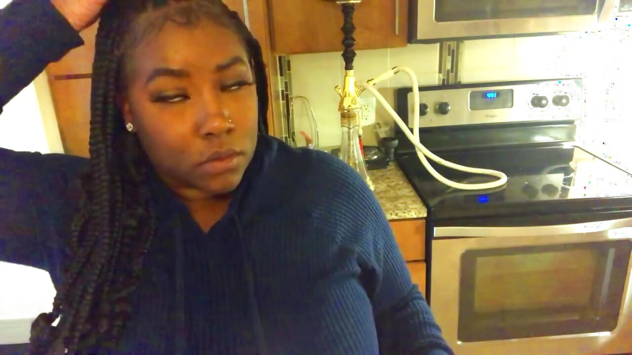 Diana kotor dalam seluar pendek merah pantat besar