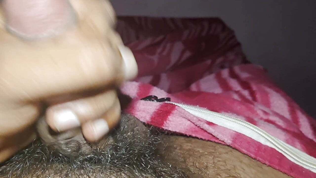 Στο μπαλκόνι, σκέφτομαι την Ανούσκα και τραβιέμαι